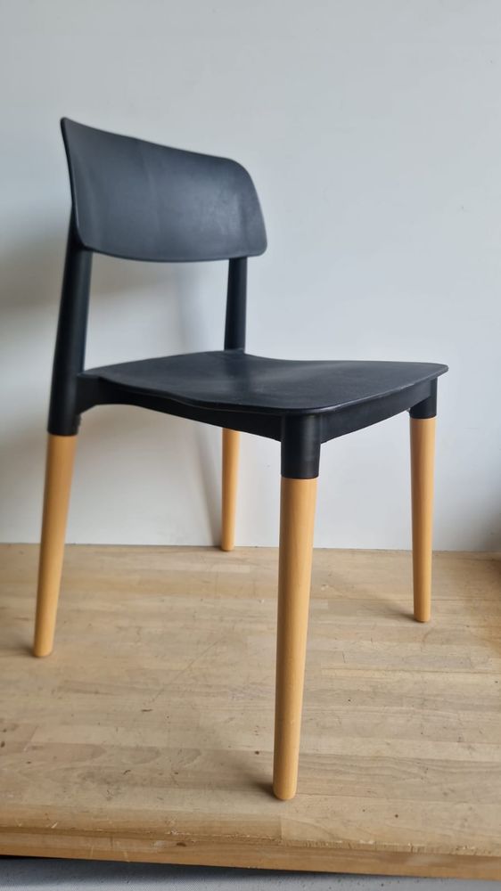 Resource réemploi Chaise plastique pied bois