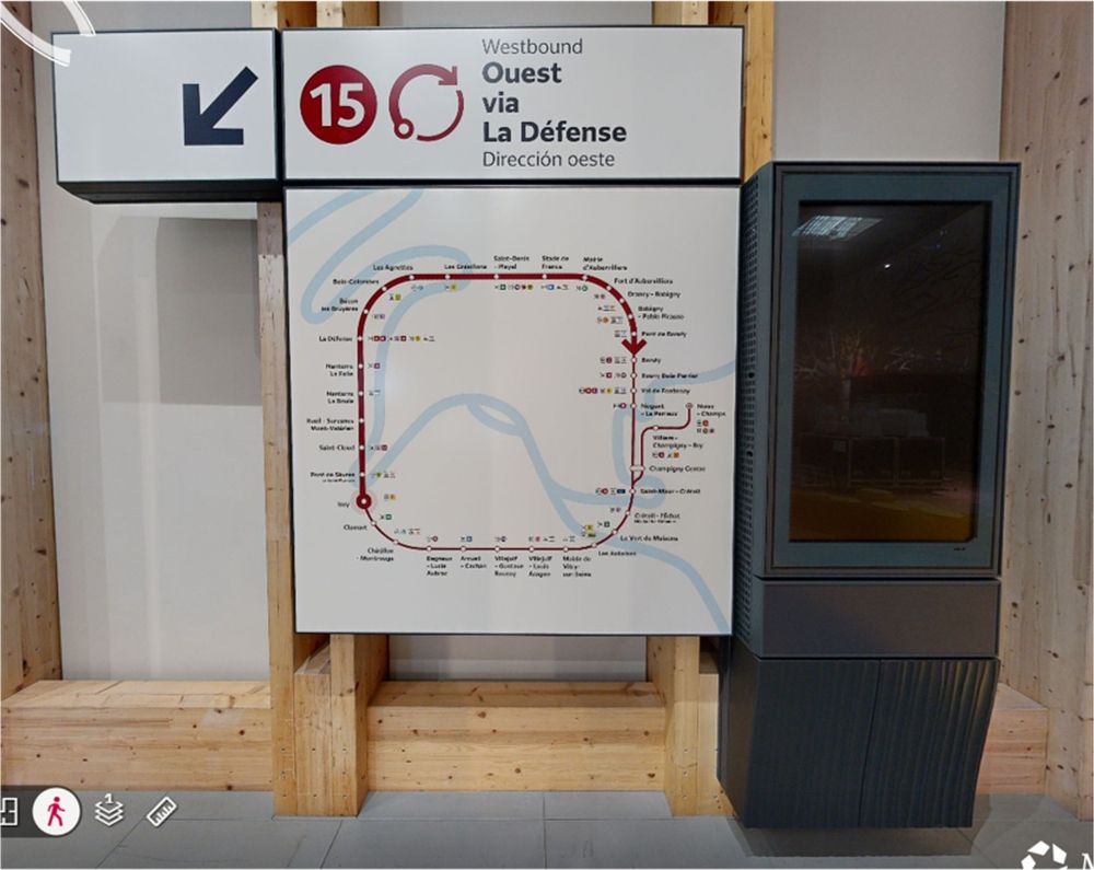 Ensemble de signalétique de la ligne 15 avec écran d'information