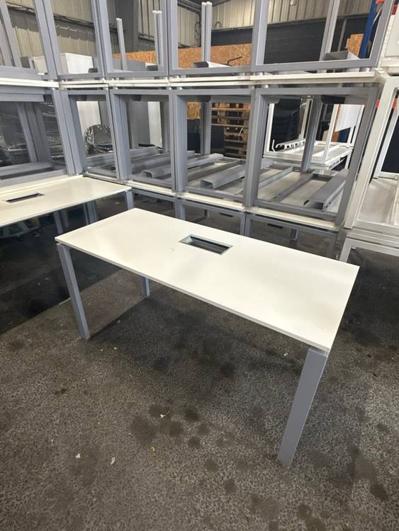 Resource réemploi Table, Table sans cache passe cable 