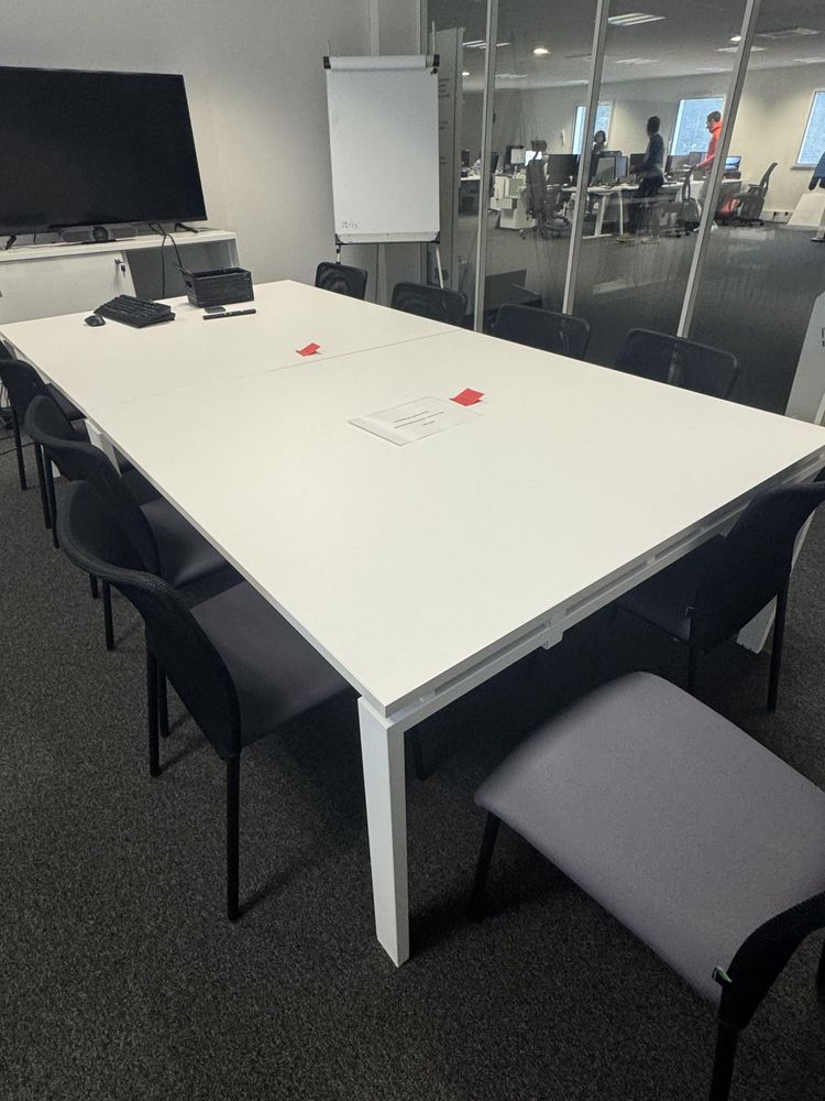 Resource réemploi Table de réunion blanche