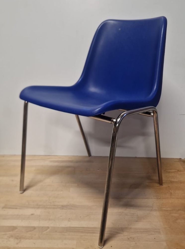 Resource réemploi Chaise coque bleu pied chromé