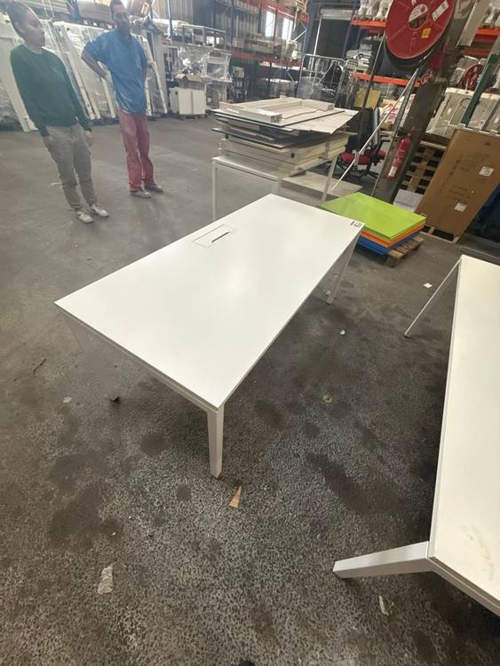 Resource réemploi Bureau, Bureau avec caisson prise