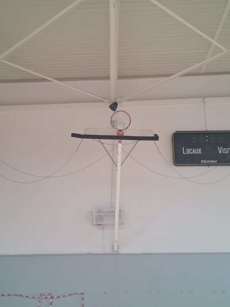 Resource réemploi Panier de basket sur charpente