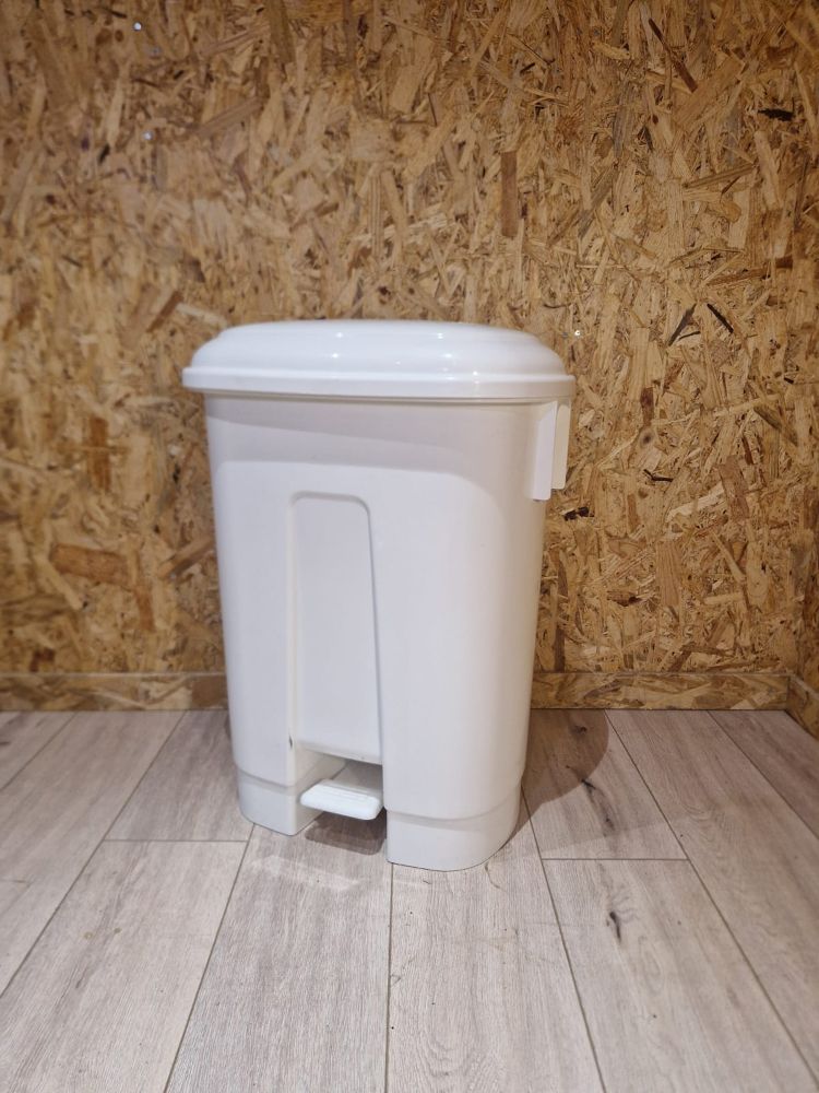 Resource réemploi Poubelle blanche arrondie à pédales