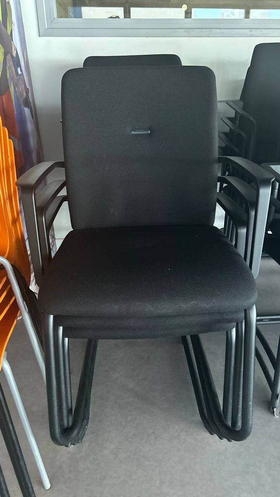 Lot de 6 cahises de réunion emplilables avecs accoudoirs