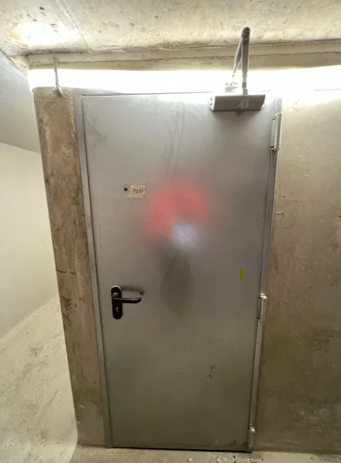 Lot de 30 portes coupe-feu métalliques