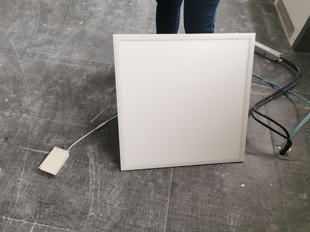 Dalle LED 60 X 60 (pas de récupération avant le 07/09/26)
