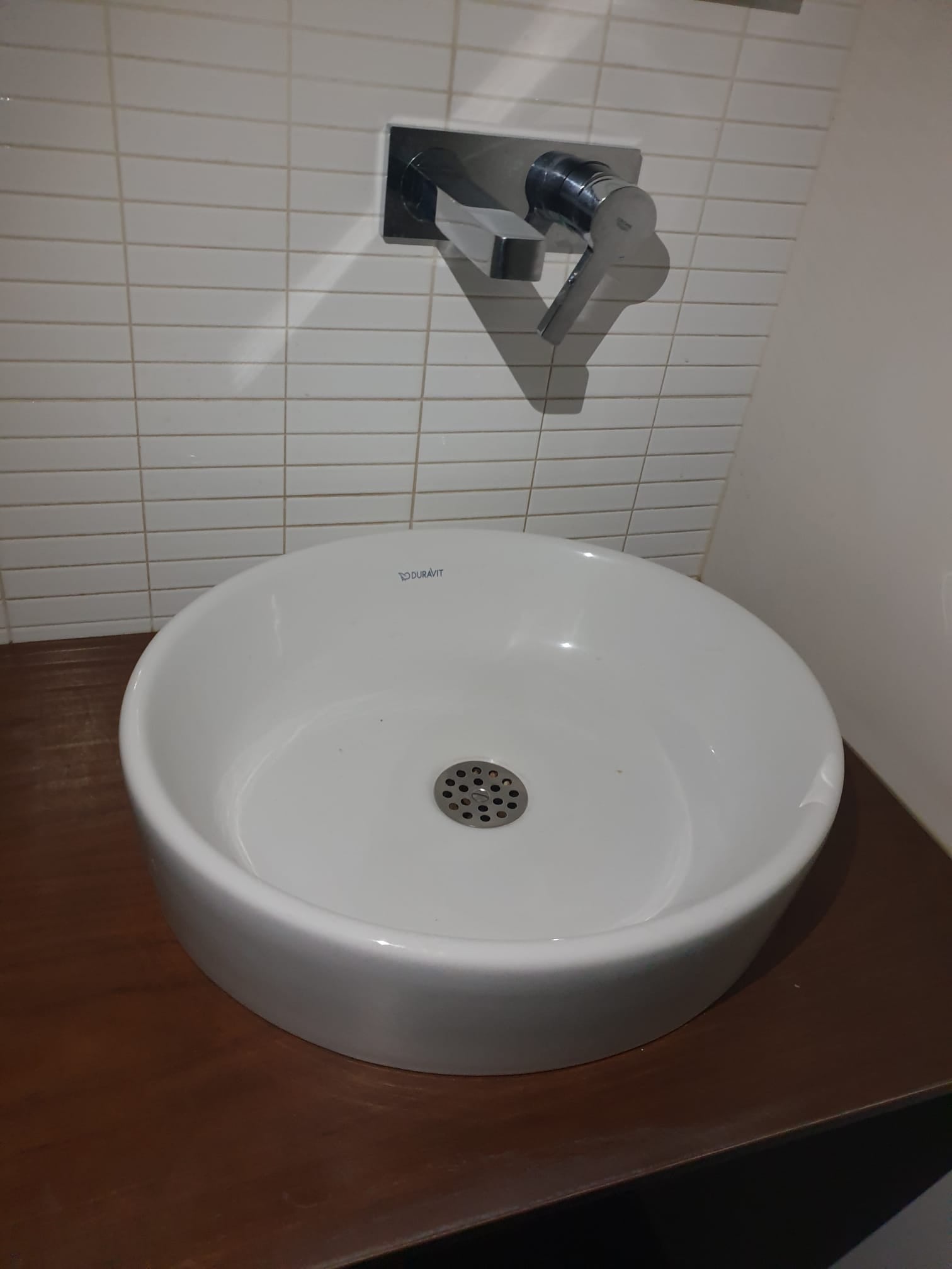 Vasque à poser DURAVIT avec robinetterie à encaster