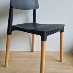 Chaise plastique pied bois