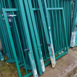 Portail double, barreaudé