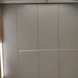 Porte de placard avec verrin