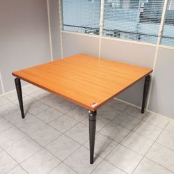 Table carré hêtre rouge