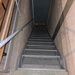 Escalier métallique caillebotis, *peinture au plomb sur : marches, limon et garde-corps