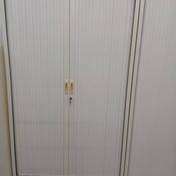 Armoire à rideaux haute