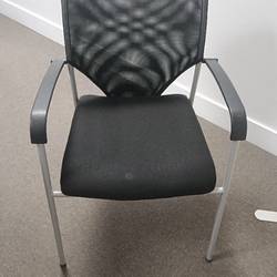 Chaise maille accoudoirs