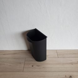 Poubelle noire rectangulaire