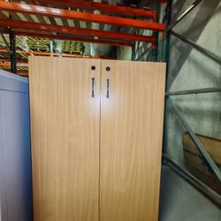 Armoire basse à portes battantes