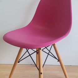 Chaise à coque scandinave pied triangulé