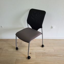 Chaise de réunion à roulette