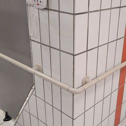 Barre d'appui murale pmr