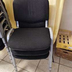 Chaise de bureau empilable noire