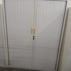 Armoire à rideaux moyenne