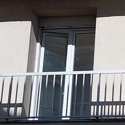 Fenêtre double vers balcon