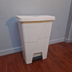 Poubelle à pédale rectangulaire