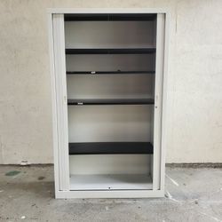 Resource réemploi Armoire haute à rideaux blanche