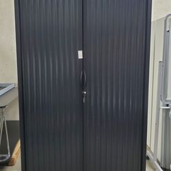 Armoire haute à rideaux noire