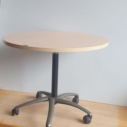 Table ronde plateau élevable à roulette