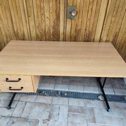 Bureau avec tiroirs