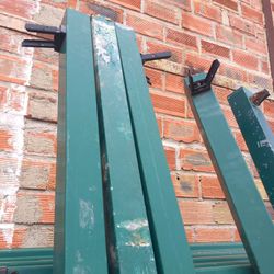 Poteau de clôture, barreaudé