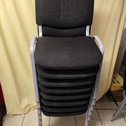 Chaise de bureau empilable noire