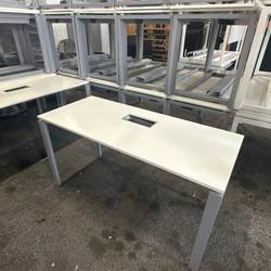 Table, Table sans cache passe cable 