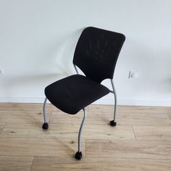 Chaise de réunion à roulette