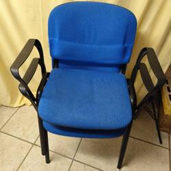 Chaise de bureau empilable bleu avec acoudoirs