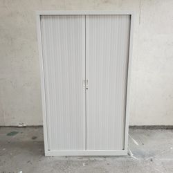 Armoire haute à rideaux blanche