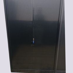 Armoire à rideaux noire haute Modèle B