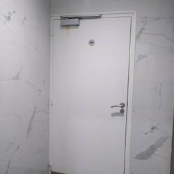 Porte intérieure pleine simple, Porte avec ferme-porte