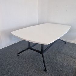 Table de réunion blanc ovale forma 5pied noir