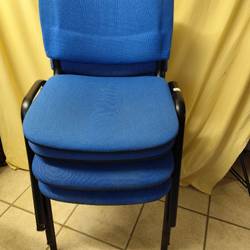 Chaise de bureau empilable bleu