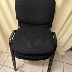 Chaise de bureau empilable noire