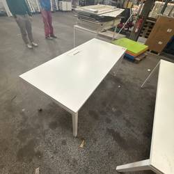 Bureau, Bureau avec caisson prise