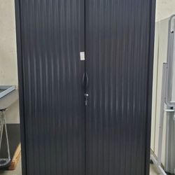 Armoire haute à rideaux