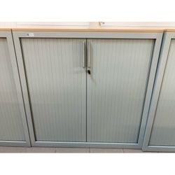 Armoire basse à rideaux