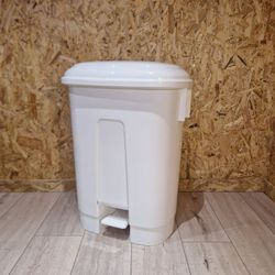 Poubelle blanche arrondie à pédales