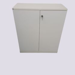 Armoire basse de bureau à portes battantes - 2 étagères