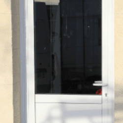 Porte extérieur avec semi fenêtre encastrée