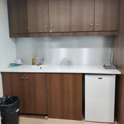 Meuble intégré de cuisine, Placard en bois + plan de travail corian